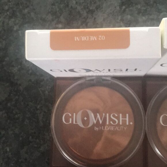 Huda GloWish Soft Radiance Bronzing Powder pick your shade large size bronzer - Picture 4 of 9